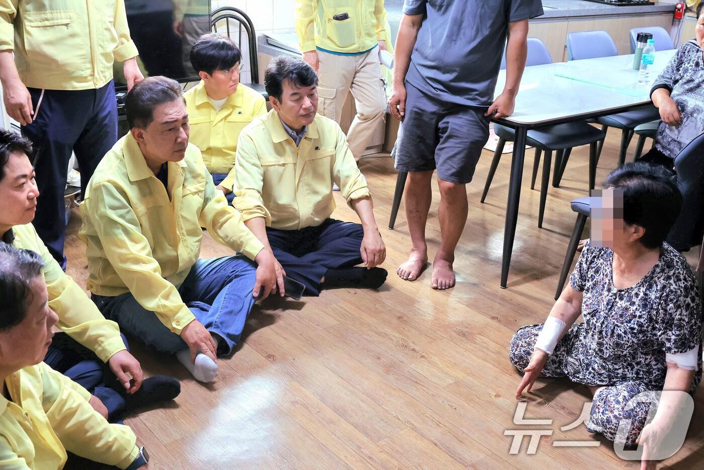 김병기 더불어민주당 당대표 직무대행 겸 원내대표가 20일 오전 폭우 피해 지역인 충남 아산시 염치읍을 찾아 이재민을 위로하고 있다. (김병기 의원실 제공) 2025.7.20/뉴스1