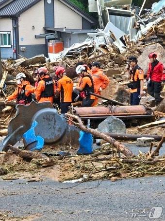 본문 이미지 - 소방 당국이 20일 산청군 부리에서 실종자를 구조해 이송하고 있다. 2025.7.20/뉴스1 한송학기자