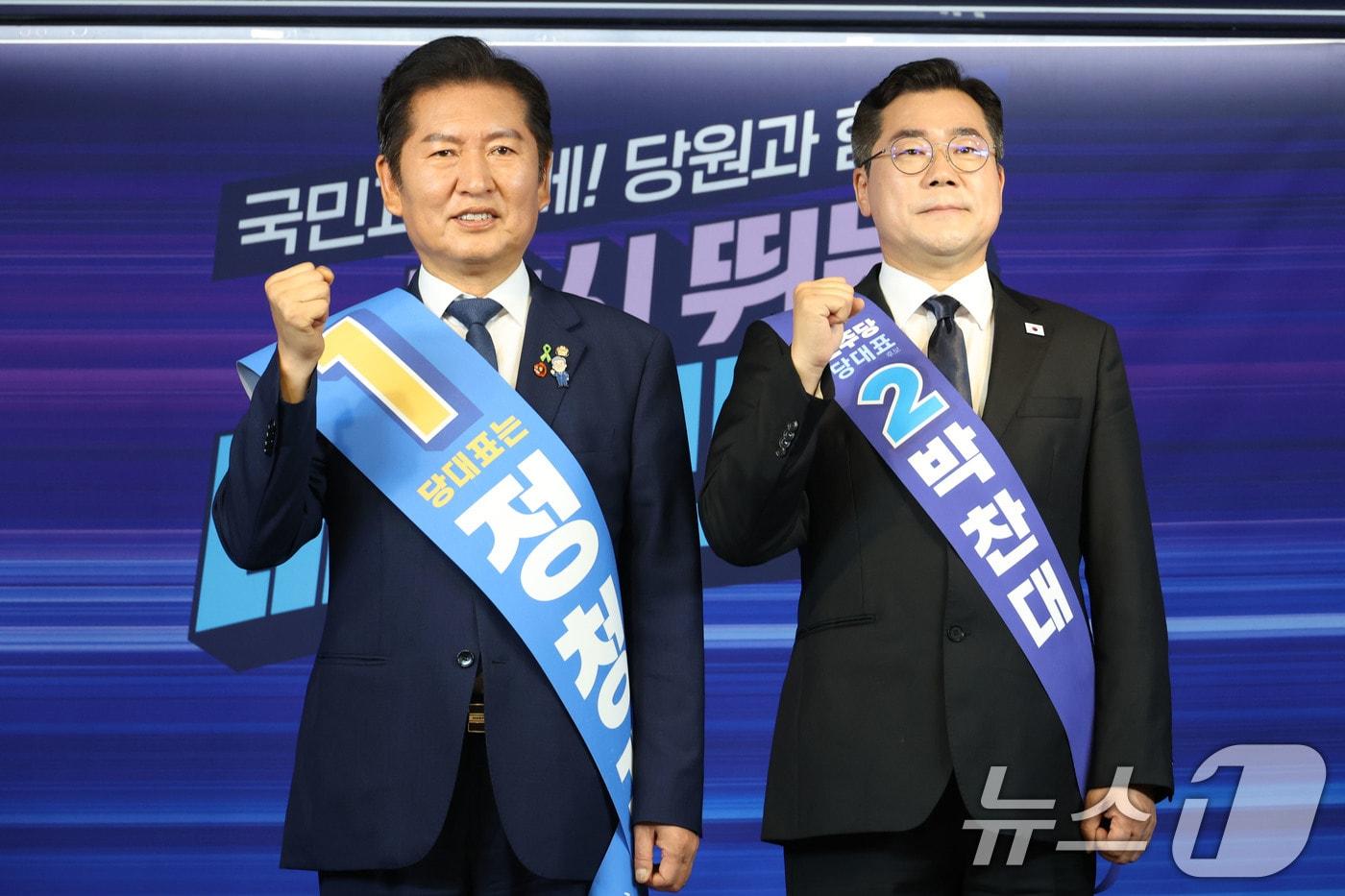 더불어민주당 정청래&#40;왼쪽&#41;, 박찬대 당대표 후보가 20일 오후 서울 여의도 중앙당사에서 열린 &#39;당대표 및 최고위원 선출을 위한 영남권 합동연설회&#39;에서 기념촬영을 하고 있다. 2025.7.20/뉴스1 ⓒ News1 이광호 기자