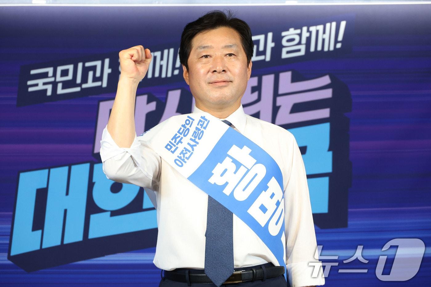 황명선 더불어민주당 최고위원 후보가 20일 오후 서울 여의도 중앙당사에서 열린 &#39;당대표 및 최고위원 선출을 위한 영남권 합동연설회&#39;에서 기념촬영을 하고 있다. 2025.7.20/뉴스1 ⓒ News1 이광호 기자