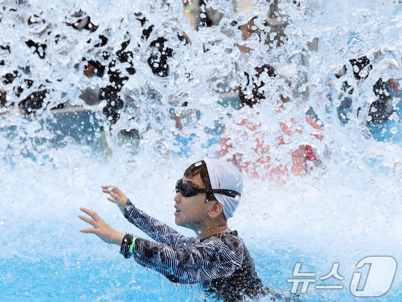 본문 이미지 - 20일 오후 서울 광화문광장에서 열린 '20205 서울썸머비치'에서 어린이들이 물놀이를 하며 더위를 식히고 있다. 2025.7.20/뉴스1 ⓒ News1 황기선 기자