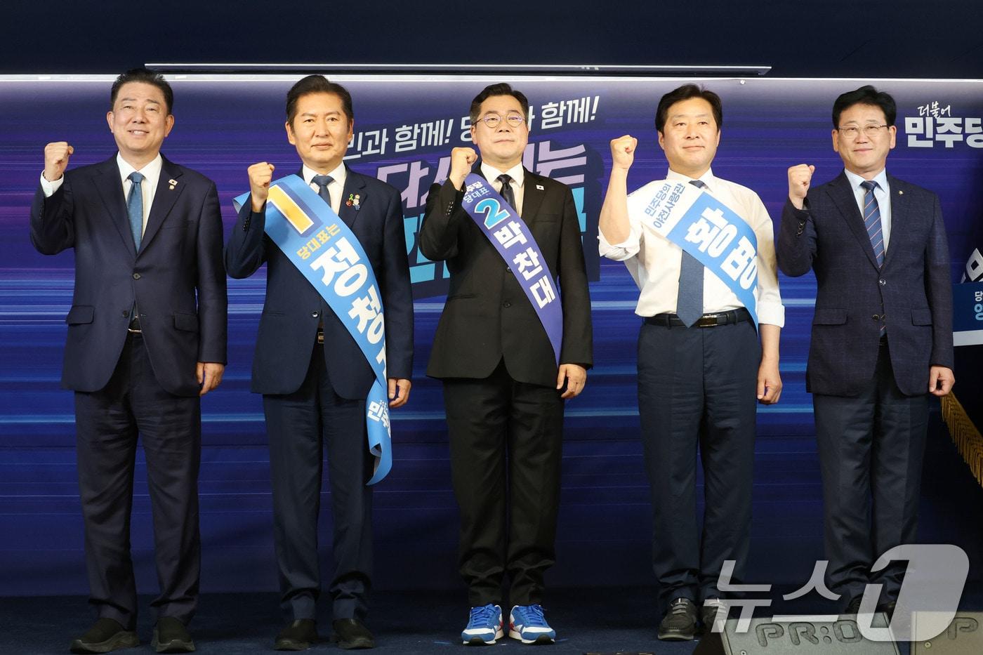 더불어민주당 김병기 당대표 직무대행 겸 원내대표&#40;왼쪽부터&#41;와 정청래, 박찬대 당대표 후보, 황명선 최고위원 후보, 김정호 중앙선거관리위원장이 20일 오후 서울 여의도 중앙당사에서 열린 &#39;당대표 및 최고위원 선출을 위한 영남권 합동연설회&#39;에서 기념촬영을 하고 있다. 2025.7.20/뉴스1 ⓒ News1 이광호 기자