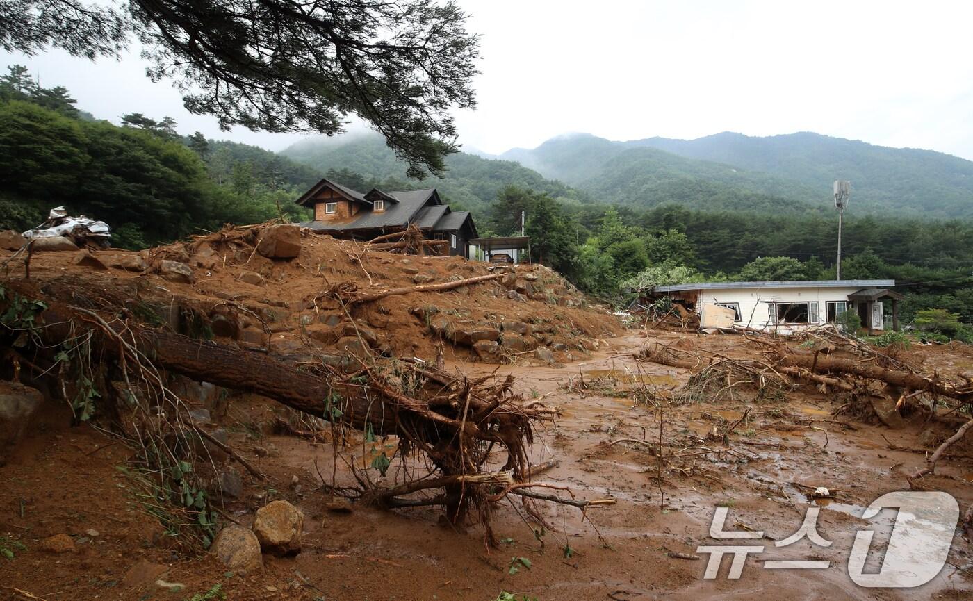 20일 경남 산청군 산청읍 내리 한 마을에 폭우와 산사태로 토사가 흘러내려 있다. 2025.7.20/뉴스1 ⓒ News1 윤일지 기자