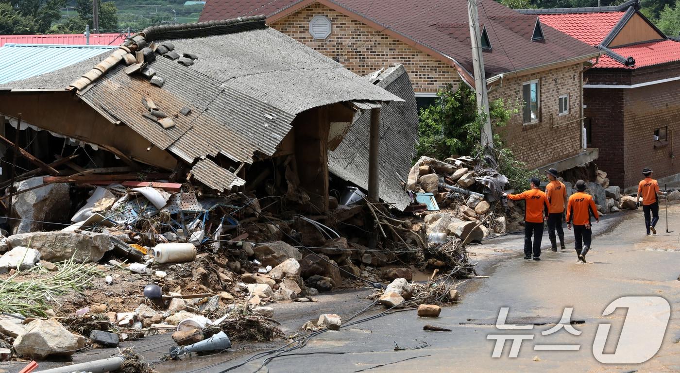 20일 경남 산청군 산청읍 외정마을에 폭우와 산사태로 토사가 흘러내려 주택 등이 파손되는 등 아수라장을 방불케 하고 있다. 2025.7.20/뉴스1 ⓒ News1 윤일지 기자