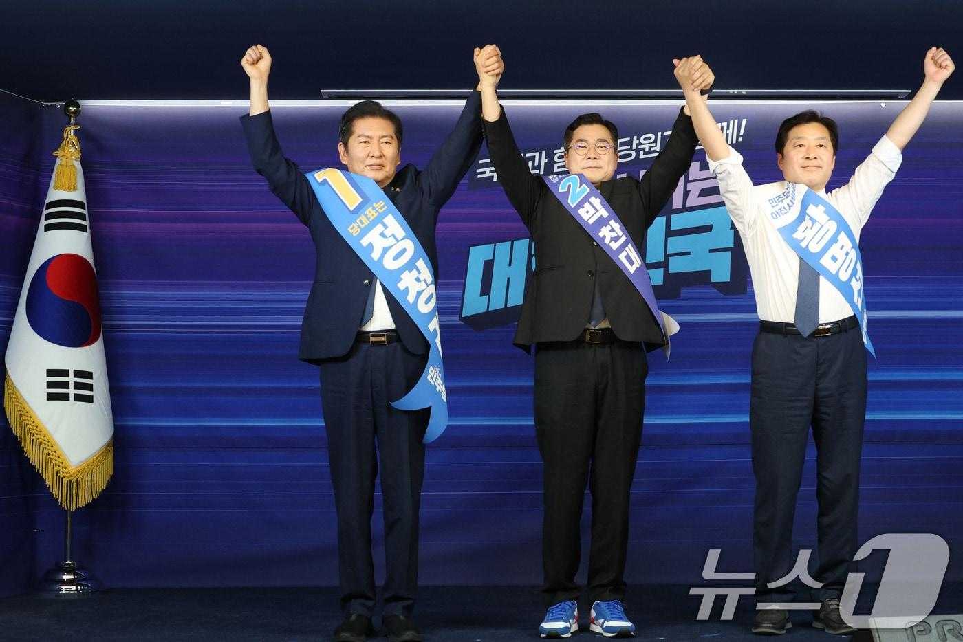 더불어민주당 정청래(왼쪽부터), 박찬대 당대표 후보와 황명선 최고위원 후보가 20일 오후 서울 여의도 중앙당사에서 열린 '당대표 및 최고위원 선출을 위한 영남권 합동연설회'에서 기념촬영을 하고 있다. 2025.7.20/뉴스1 ⓒ News1 이광호 기자