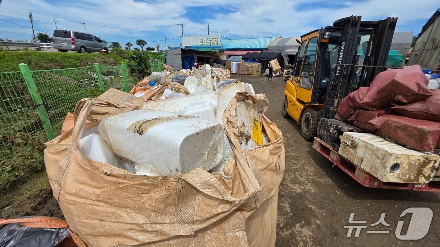 20일 아산 염치읍 일회용품 유통업체에서 폭우로 침수 피해를 입은 일회용품을 폐기하고 있다.2025.7.20/뉴스1ⓒNews1 이시우 기자