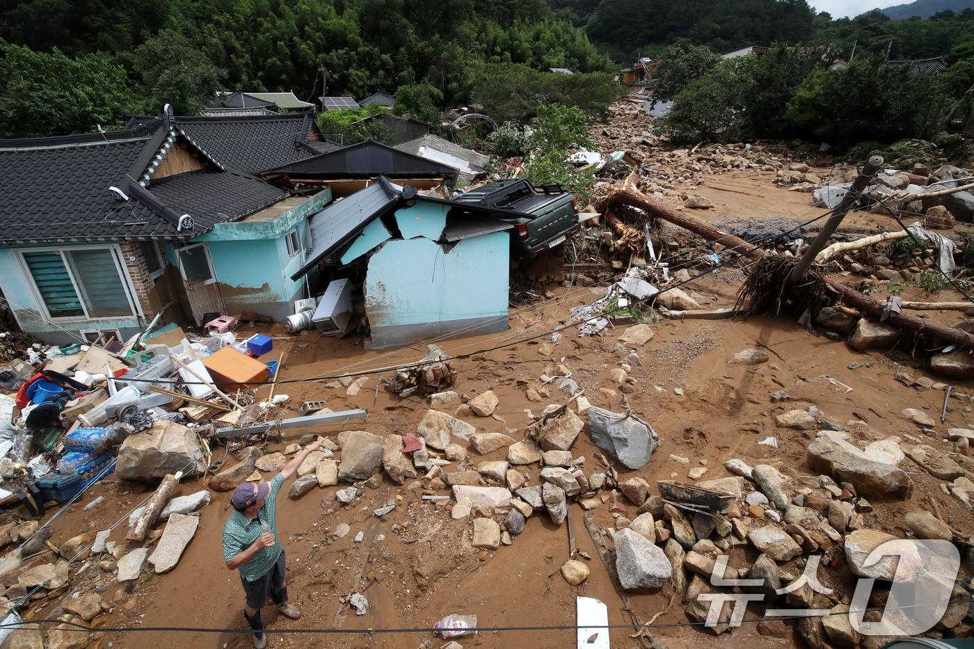 20일 경남 산청군 산청읍 외정마을에 폭우와 산사태로 토사가 흘러내려 주택 등이 파손되는 등 아수라장을 방불케 하고 있다. 2025.7.20/뉴스1 ⓒ News1 윤일지 기자