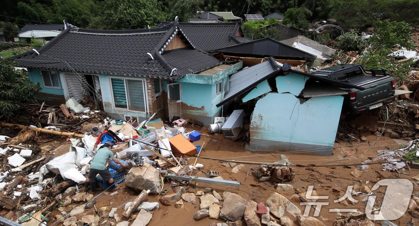20일 경남 산청군 산청읍 외정마을에 폭우와 산사태로 토사가 흘러내려 주택 등이 파손되는 등 아수라장을 방불케 하고 있다. 2025.7.20/뉴스1 ⓒ News1 윤일지 기자