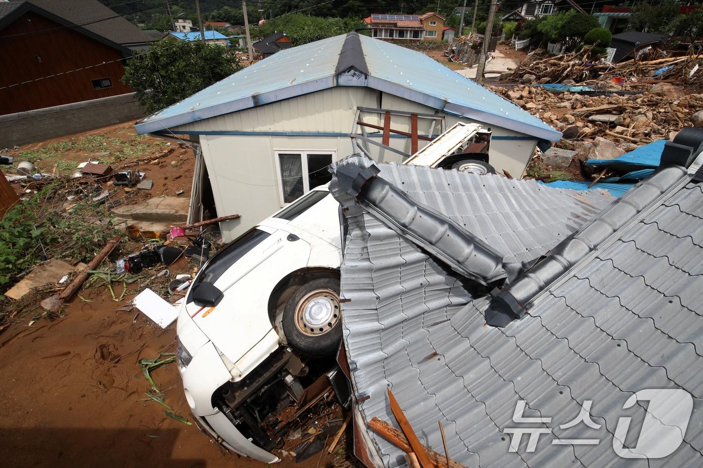 경남 산청군 산청읍 외정마을에 폭우와 산사태로 토사가 흘러내려 주택 등이 파손되는 등 아수라장을 방불케 하고 있다. 2025.7.20/뉴스1 ⓒ News1 윤일지 기자
