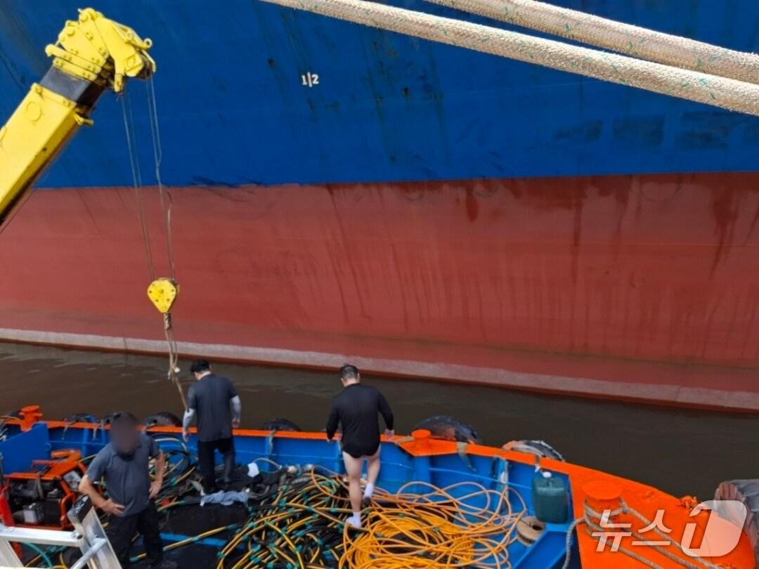 본문 이미지 - 20일 오전 창원시 진해구 연도동 앞 해상에서 수중 선저 청소 작업을 하던 30대 잠수부 3명이 심정지 상태로 발견돼 2명이 숨지고 1명이 위중한 상태다. 사진은 사고 현장 모습.&#40;창원소방본부 제공. 재판매 및 DB금지&#41;