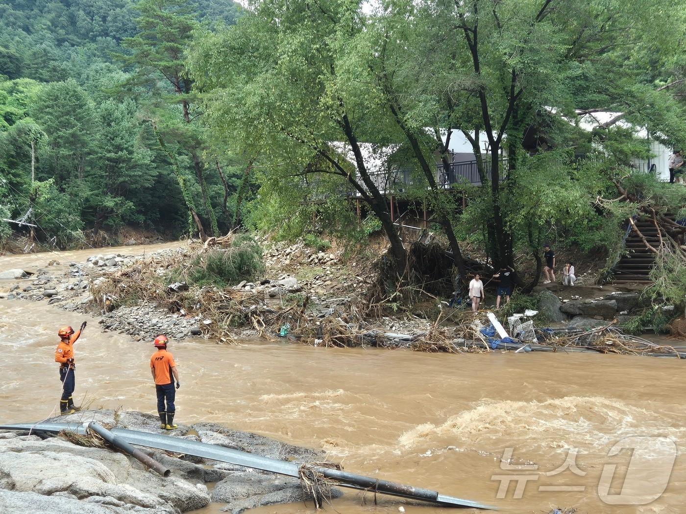 본문 이미지 - 20일 경기 가평군 조종면 마일1리 한 펜션에서 산사태가 발생하고 다리가 끊기면서 투숙객들이 고립됐다. 이 펜션 1개 동엔 일가족 3명이 매몰된 것으로 추정된다. 2025.7.20/뉴스1 ⓒ News1 양희문 기자
