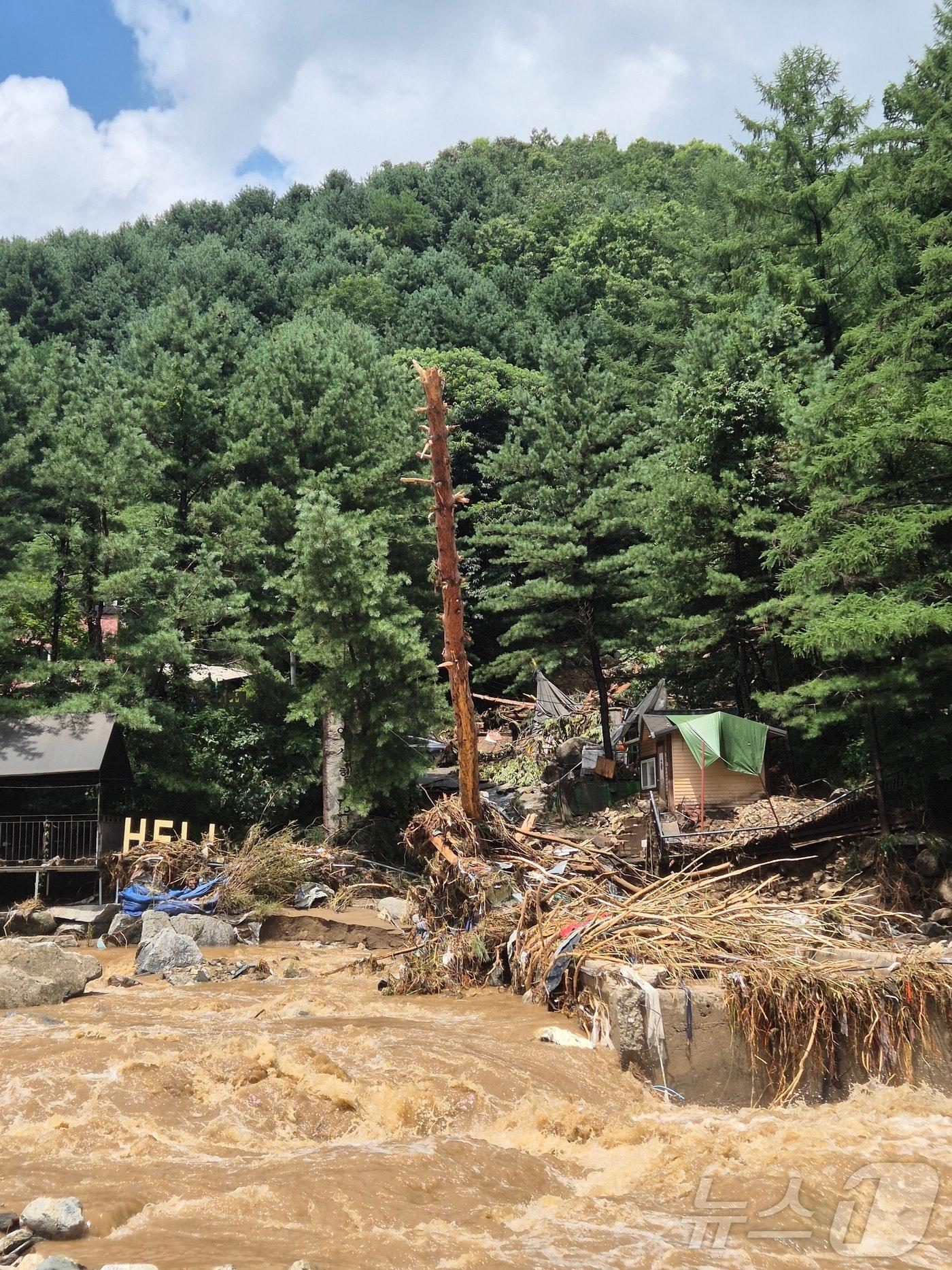 본문 이미지 - 20일 경기 가평군 조종면 마일1리 한 펜션에서 산사태가 발생하고 다리가 끊기면서 투숙객들이 고립됐다. 이 펜션 1개 동엔 일가족 3명이 매몰된 것으로 추정된다. 2025.7.20/뉴스1 ⓒ News1 양희문 기자