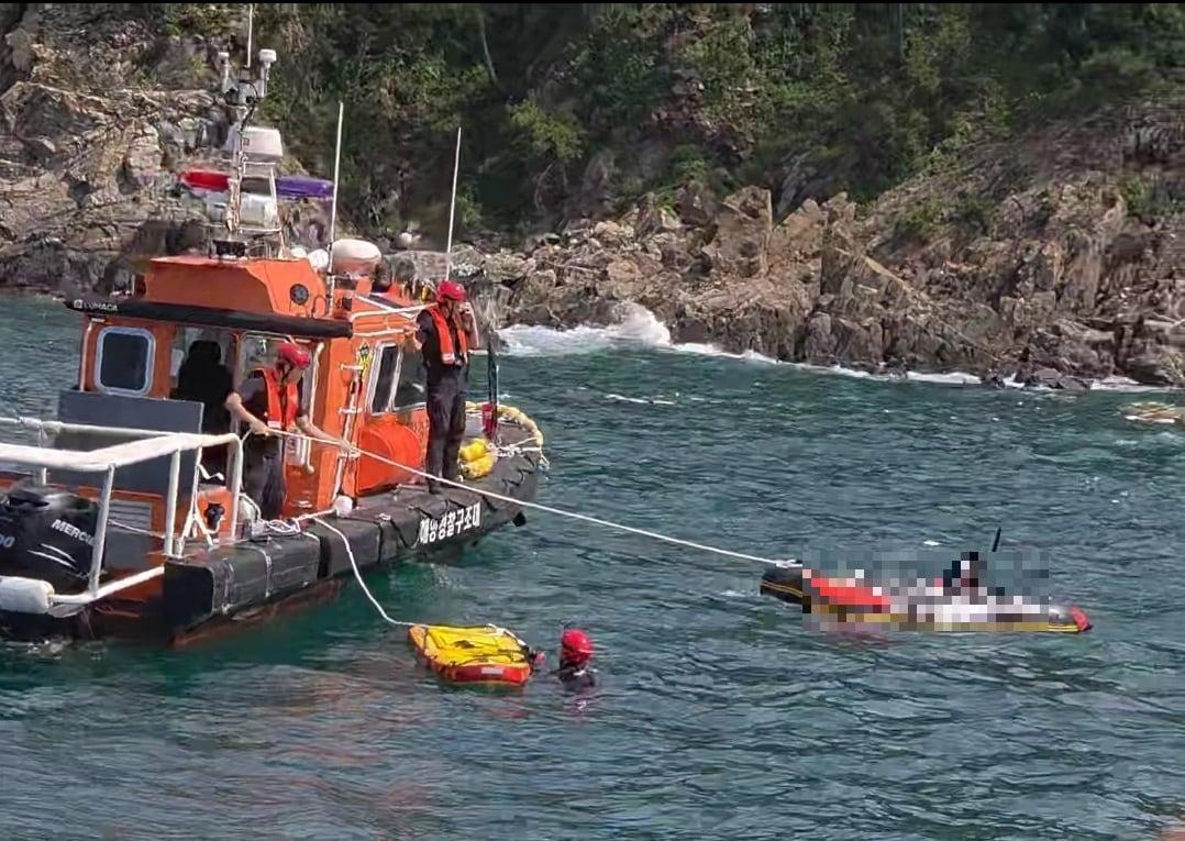 본문 이미지 - 태안해경 연안구조정이 레저보트를 예인하는 모습.(태안해경 제공. 재판매 및 DB금지)/뉴스1 