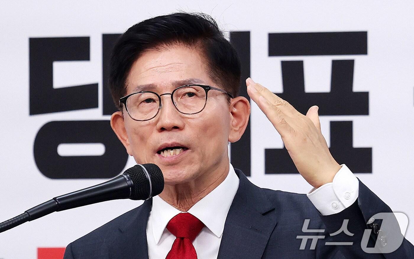 6·3 대선에 출마했던 김문수 전 고용노동부 장관이 20일 서울 여의도 국민의힘 중앙당사에서 열린 기자회견에서 당 대표 출마를 선언하고 있다. 2025.7.20/뉴스1 ⓒ News1 박지혜 기자