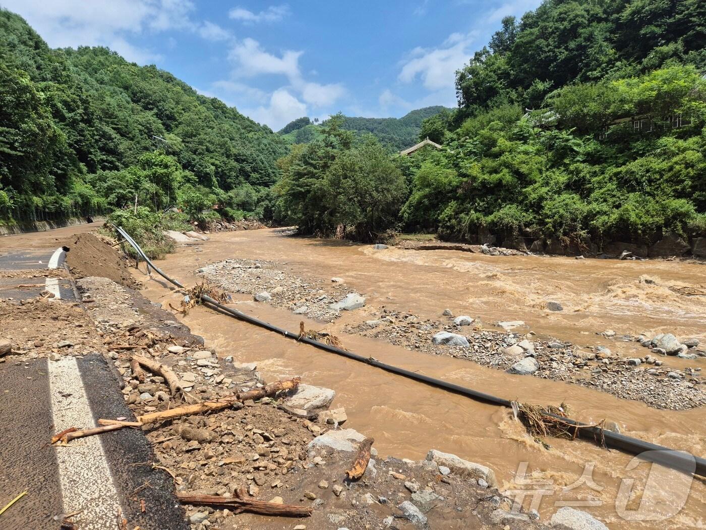 본문 이미지 - 20일 경기 가평군 조종면 마일1리 마을이 전날 밤부터 내린 집중호우로 쑥대밭이 됐다.2025.07.20 2025.7.20/뉴스1 ⓒ News1 양희문 기자