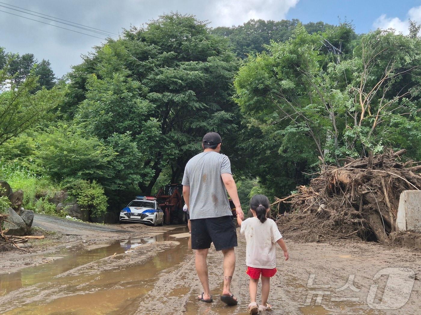 본문 이미지 - 20일 경기 가평군 조종면 마일리에서 수해를 입은 주민들이 이동하고 있다. 2025.7.20/뉴스1 ⓒ News1 양희문 기자