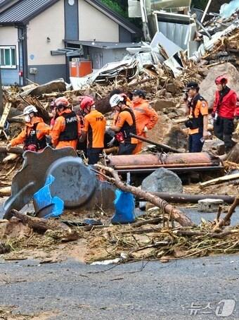본문 이미지 - 20일 경남 산청군 부리 마을에서 소방 당국이 실종자를 구조해 이송하고 있다. 2025.7.20/뉴스1 한송학기자