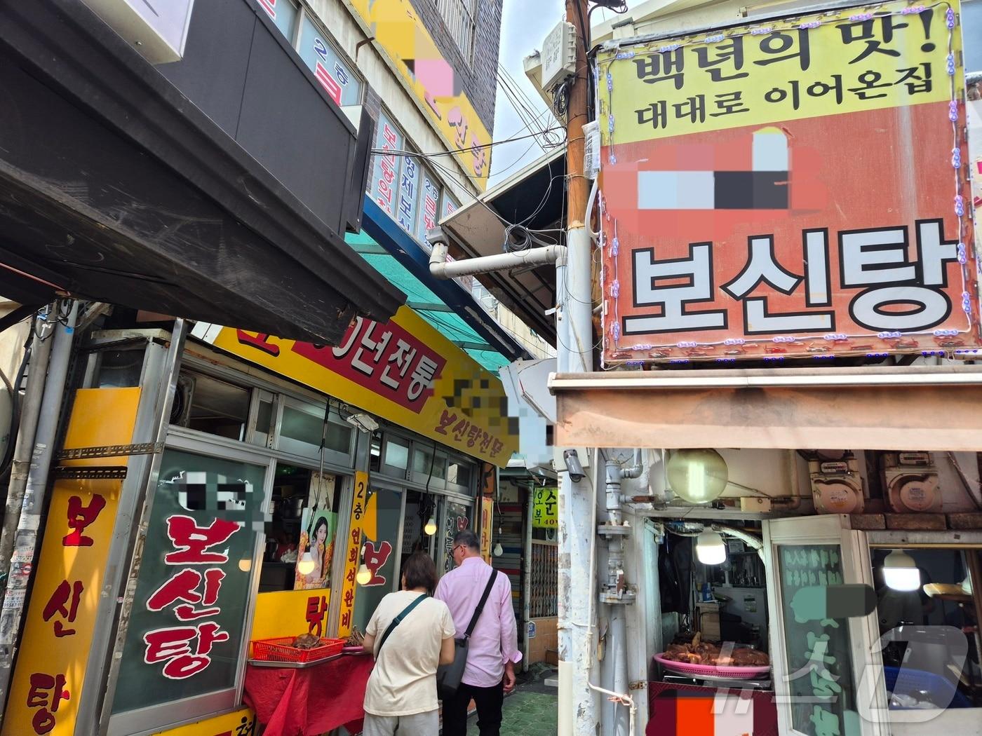 본문 이미지 - 20일 서울 종로구 신진시장의 보신탕 거리 모습. 2025.7.20/뉴스1 ⓒ News1 신윤하 기자