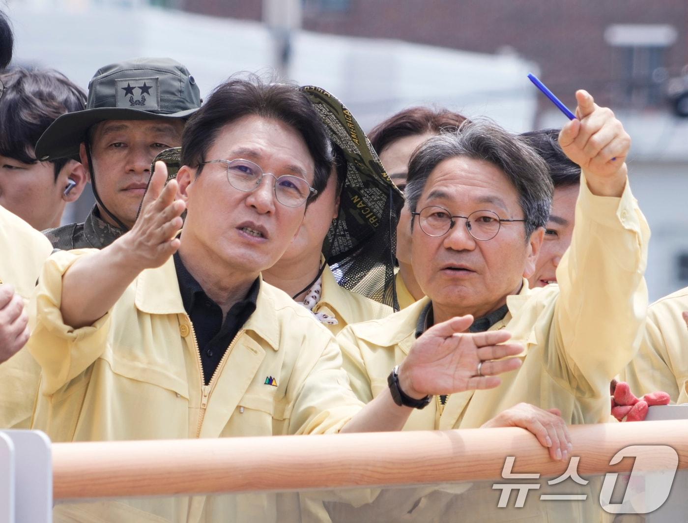 본문 이미지 - 김민석 국무총리와 강기정 광주시장이 20일 극한 호우 침수 피해 지역인 광주 북구 신안교 일대를 찾아 현장을 살펴보고 있다.&#40;광주시 제공. 재판매 및 DB 금지&#41; 2025.7.20/뉴스1 