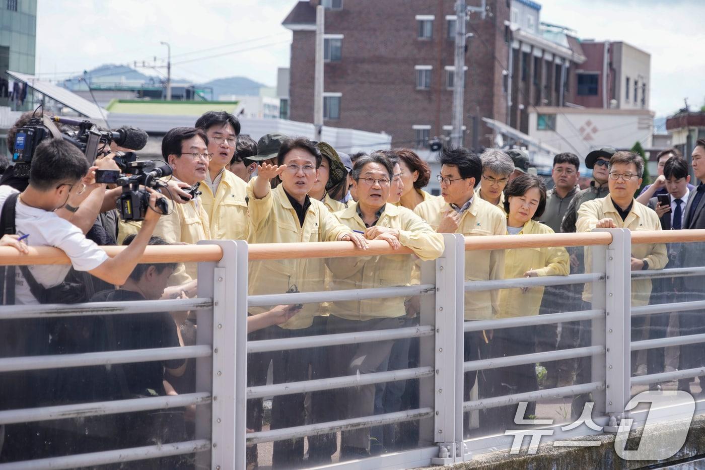 김민석 국무총리와 강기정 광주시장이 20일 극한 호우 침수 피해 지역인 광주 북구 신안교 일대를 찾아 현장을 살펴보고 있다.(광주시 제공. 재판매 및 DB 금지) 2025.7.20/뉴스1 