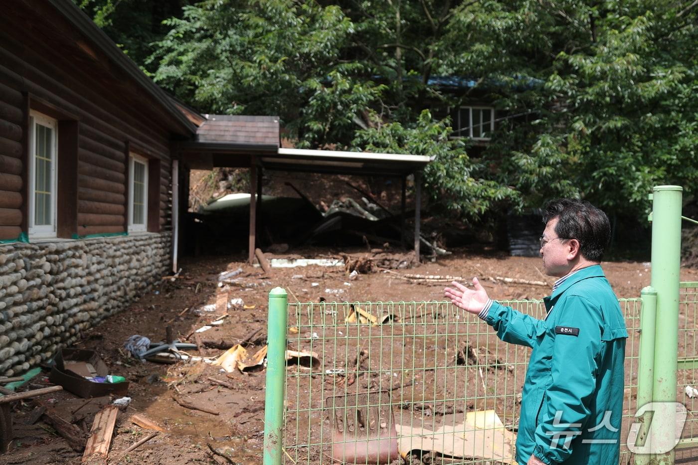 강원 춘천 안보리 피해 지역 둘러보는 육동한 춘천시장.&#40;춘천시 제공, 재판매 및 DB금지&#41;