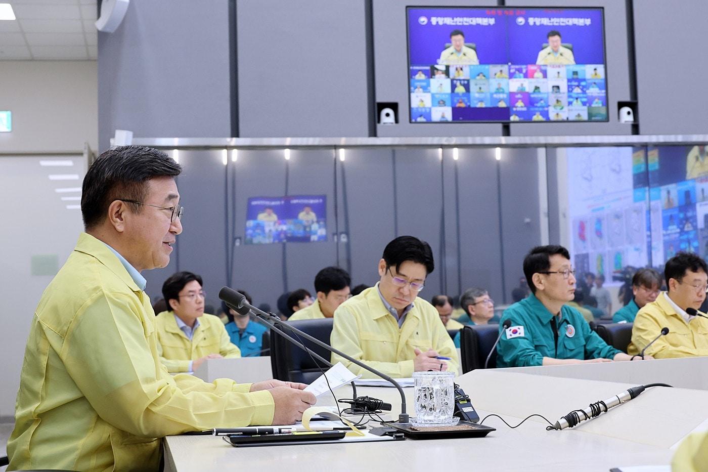 윤호중 행정안전부 장관이 20일 오전 정부세종청사 중앙재난안전상황실에서 호우 대처 중앙재난안전대책본부 회의를 주재하고 모두 발언을 하고 있다.(행안부 제공. 재판매 및 DB 금지) 2025.7.20/뉴스1 ⓒ News1 이비슬 기자