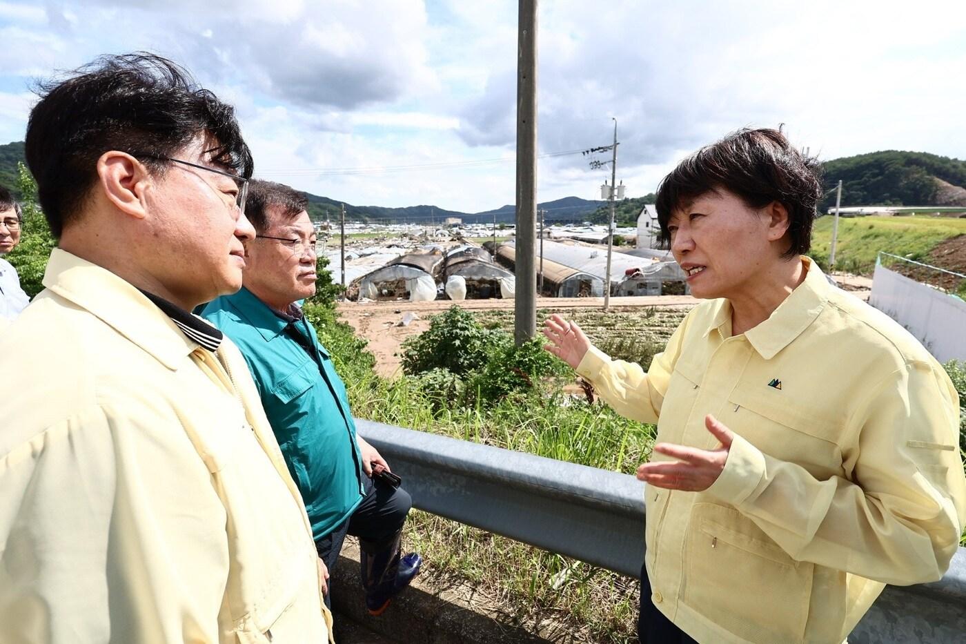 송미령 농림축산식품부 장관이 20일 집중호우 피해를 입은 경남 산청의 딸기 재배 농가를 방문해 응급 복구 상황을 살피고 있다. (농식품부 제공)