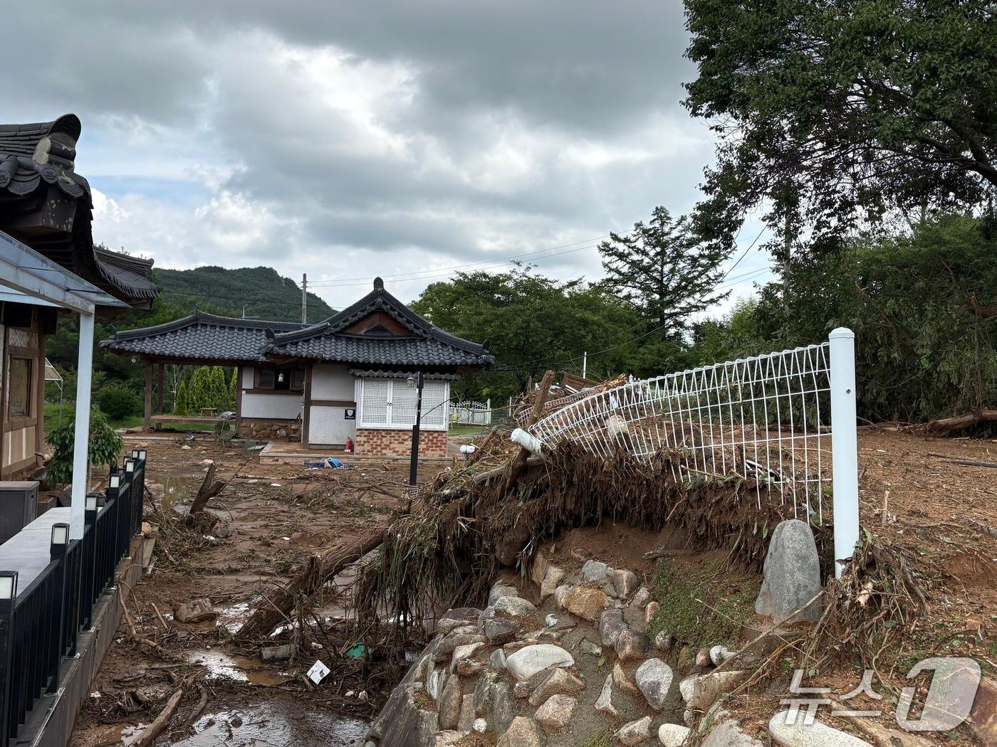 본문 이미지 - 카페 뒤쪽까지 밀려 온 토사.2025.07.20/뉴스1 강미영기자