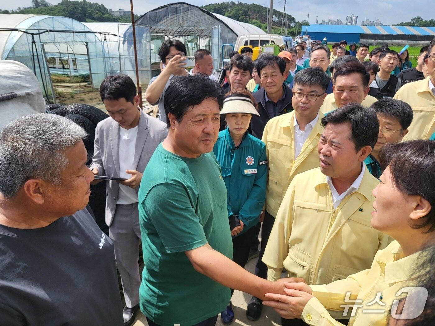 본문 이미지 - 부여 한 농민이 송미령 농림식품부 장관과 악수를 나누는 모습.(재판매 및 DB금지)/뉴스1 