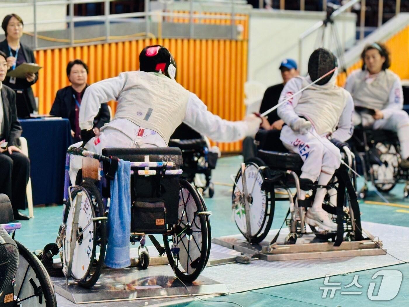 본문 이미지 - 전북 익산시 실내체육관에서 장애인펜싱 선수들이 승부를 겨루고 있다.(익산시 제공. 재판매 및 DB금지)