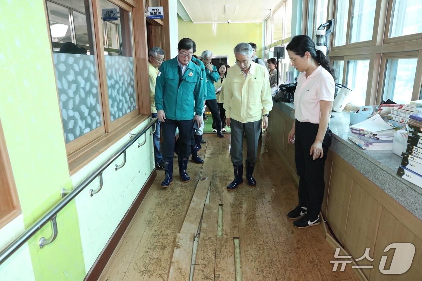 20일 박종훈 경남교육감이 전날 침수 피해가 발생한 진주 명석중학교를 찾아 피해 현황을 확인하고 있다.(경남교육청 제공. 재판매 및 DB금지)