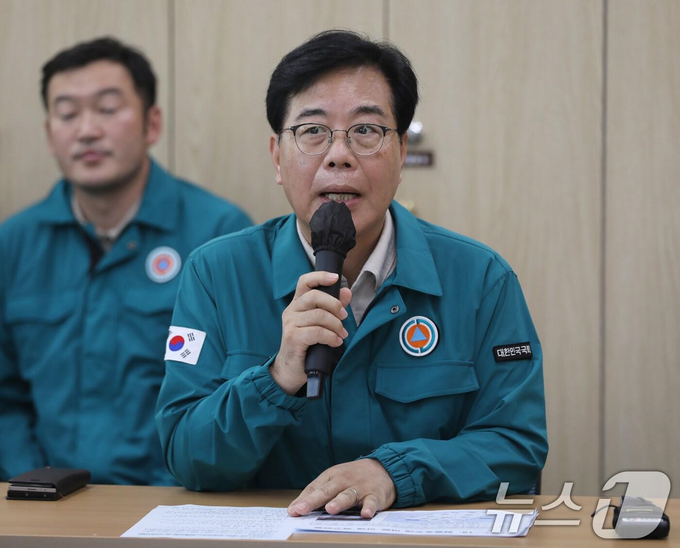 본문 이미지 - 송언석 국민의힘 비상대책위원장 겸 원내대표가 20일 경남 산청군 산청읍사무소 종합상황실을 찾아 폭우와 산사태 등 피해 상황을 점검하고 있다. 2025.7.20/뉴스1 ⓒ News1 윤일지 기자