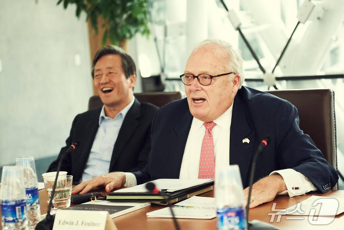 본문 이미지 - 헤리티지 재단 에드윈 퓰너 박사가 아산정책연구원 정몽준 명예이사장이 좌석한 회의에서 발언을 하고 있는 모습. &#40;아산정책연구원 제공&#41;