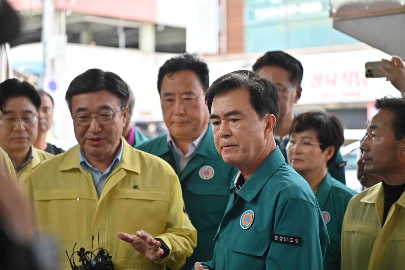 김태흠 충남지사(가운데)가 윤호중 장관과 당진 어시장의 피해 상황을 살펴보고 있다.(충남도 제공. 재판매 및 DB금지)/뉴스1