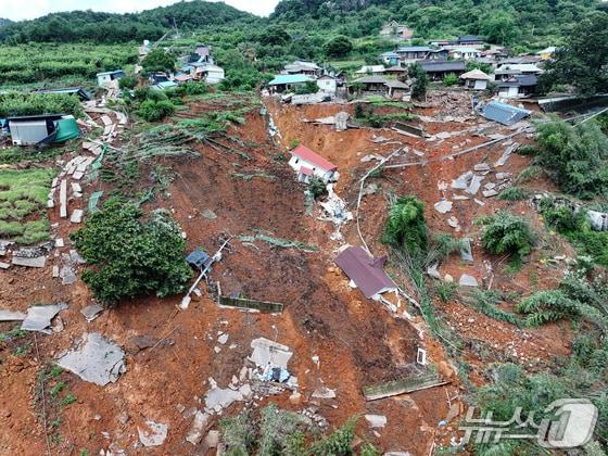 본문 이미지 - 20일 경남 산청군 생비량면 상능마을이 지난 19일 폭우로 인한 산사태가 발생해 마을에 토사가 쌓여 있다. (산청=뉴스1) 김도우 기자
