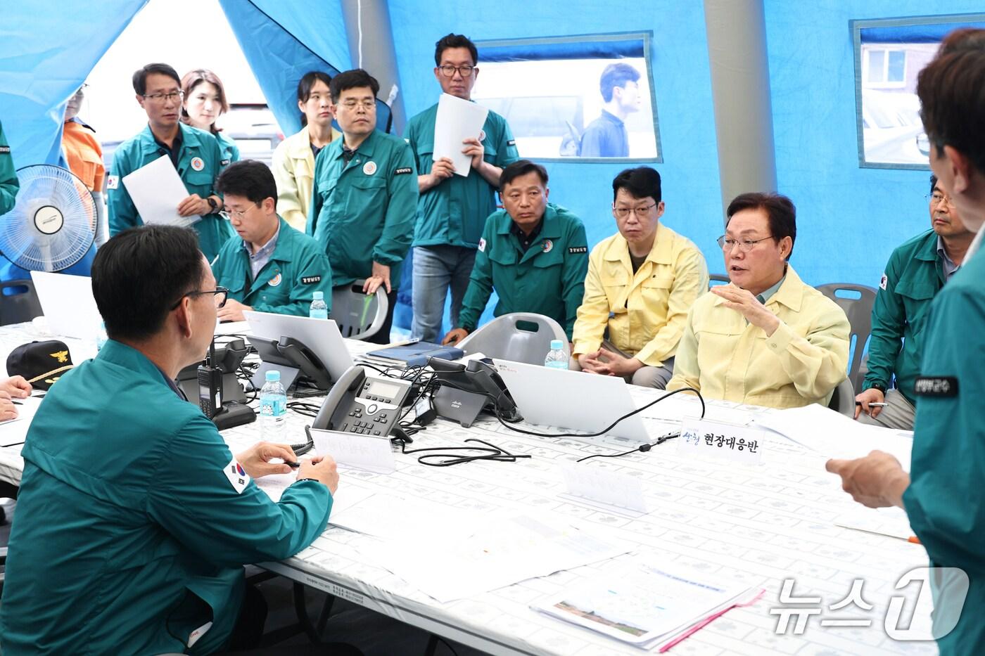 박완수 경남지사가 20일 오후 산청읍사무소에 설치된 재난현장 통합지원본부에서 상황회의를 주재하고 있다.(경남도 제공. 재판매 및 DB금지)