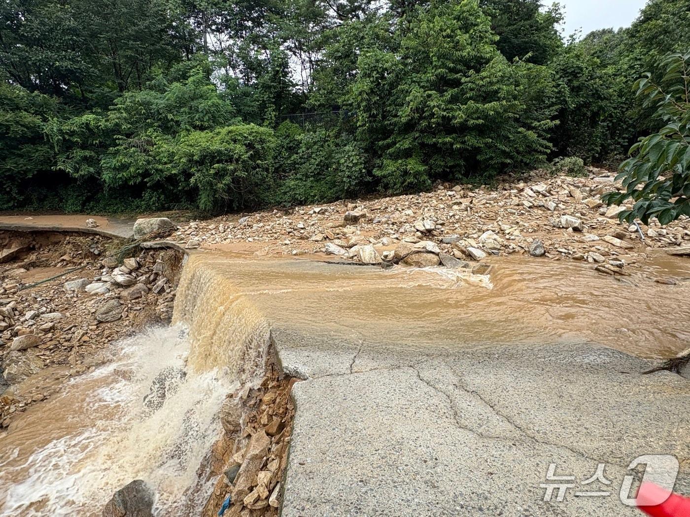 본문 이미지 - 경남 산청군 단성면 석대마을 인근 도로 위로 흙탕물이 흘러내리고 있다.2025.07.20/뉴스1 강미영기자