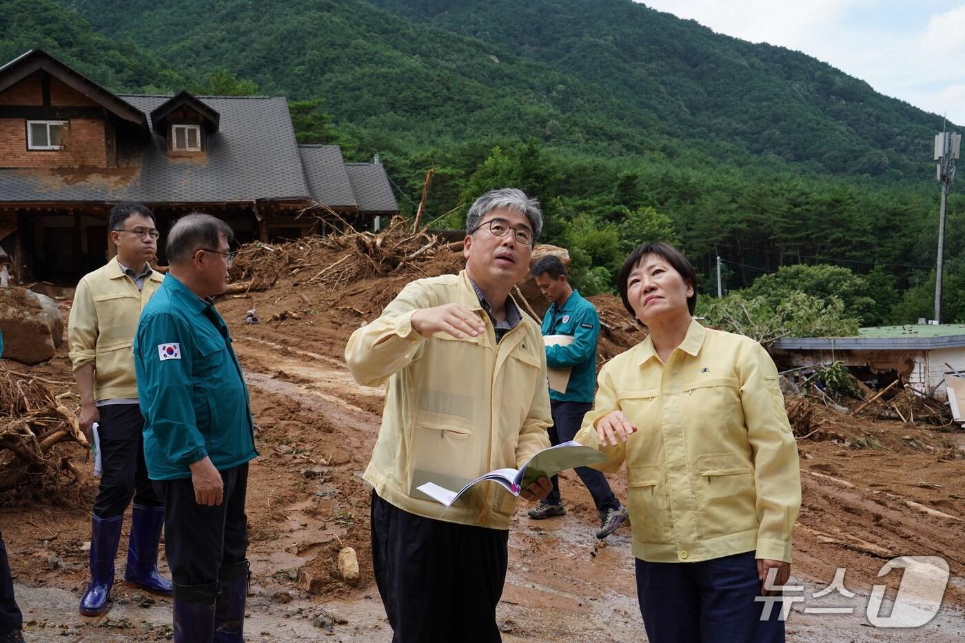 임상섭 산림청장&#40;왼쪽&#41;이 송미령 농림축산식품부장관&#40;오른쪽&#41;과 산청군 산청읍 내리 산사태 피해지를 점검하고 있다. &#40;산림청 제공.재판매 및 DB금지&#41;/뉴스1