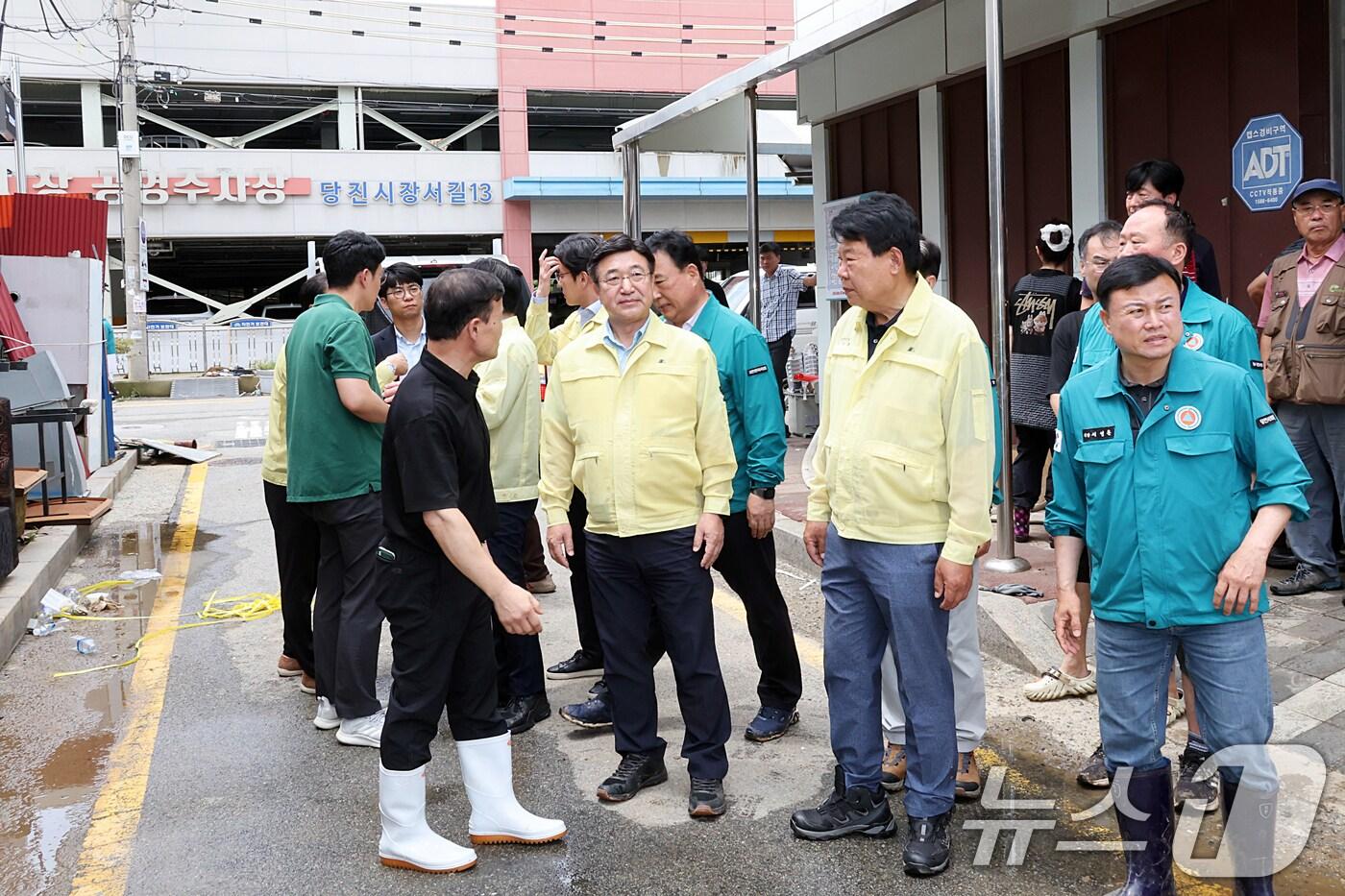 윤호중 행정안전부 장관이 20일 오전 호우로 침수 피해를 입은 충남 당진군 전통시장을 방문하여 응급복구 상황 등을 점검하고 있다. (행정안전부 제공. 재판매 및 DB 금지) 2025.7.20/뉴스1