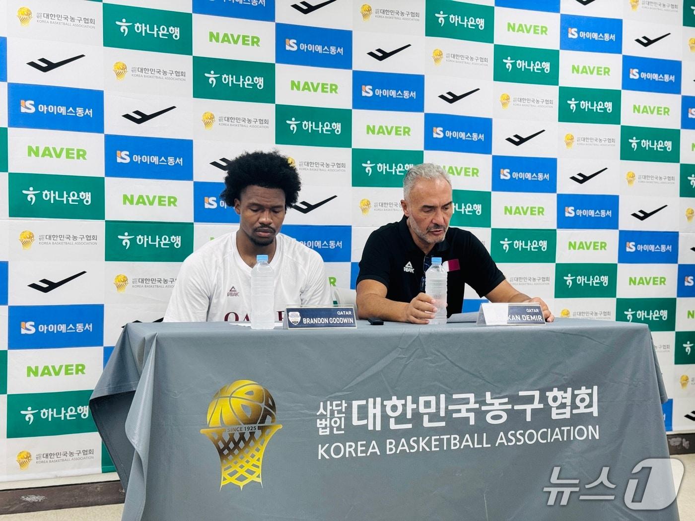 본문 이미지 - 카타르 농구대표팀 하칸 데미르&#40;오른쪽&#41; 감독과 브랜든 굿윈.2025.7.20/뉴스1 서장원기자