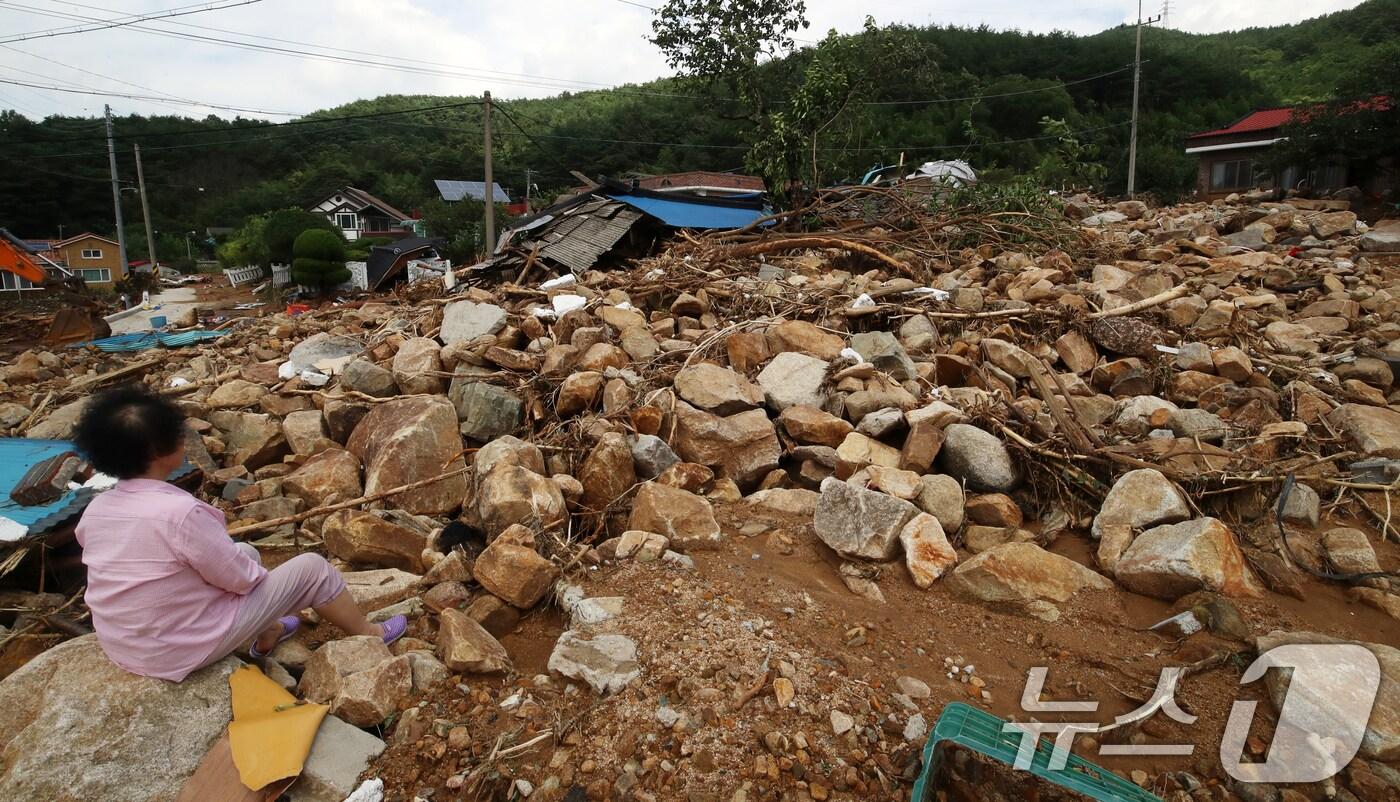 20일 경남 산청군 산청읍 외정마을에 폭우와 산사태로 토사가 흘러내려 주택 등이 파손되는 등 아수라장을 방불케 하고 있다. 2025.7.20/뉴스1 ⓒ News1 윤일지 기자