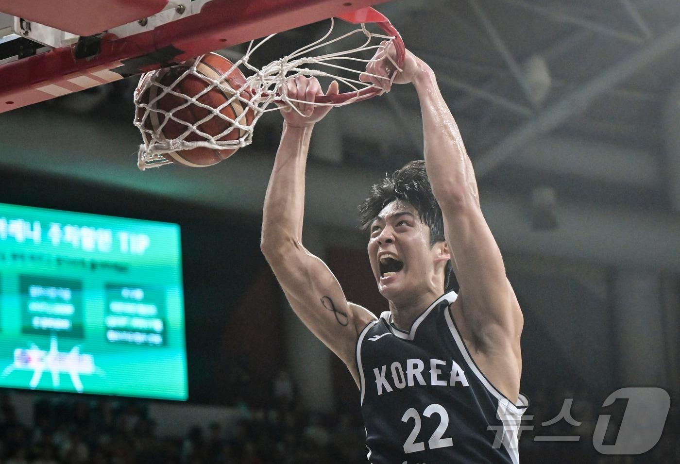 20일 오후 경기도 안양 정관장 체육관에서 열린 하나은행 초청 2025 남자농구 국가대표 평가전 대한민국과 카타르의 경기, 대한민국 여준석이 호쾌한 투핸드 덩크슛을 성공한 뒤 포효하고 있다. &#40;대한농구협회 제공, 재판매 및 DB 금지&#41; 2025.7.20/뉴스1 ⓒ News1 김진환 기자