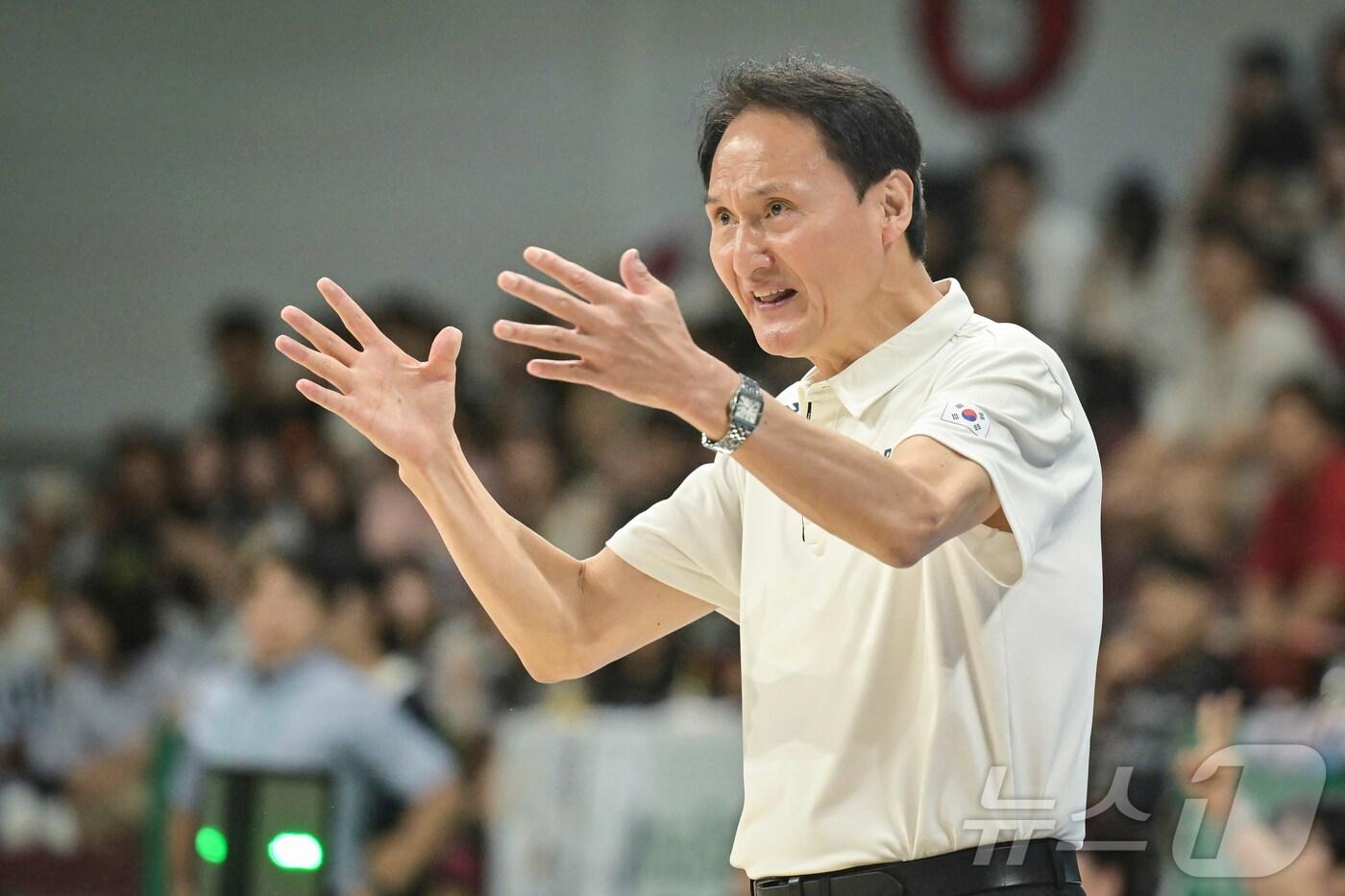 20일 오후 경기도 안양 정관장 체육관에서 열린 하나은행 초청 2025 남자농구 국가대표 평가전 대한민국과 카타르의 경기, 대한민국 안준호 감독이 선수들에게 작전을 지시하고 있다. &#40;대한농구협회 제공, 재판매 및 DB 금지&#41; 2025.7.20/뉴스1 ⓒ News1 김진환 기자