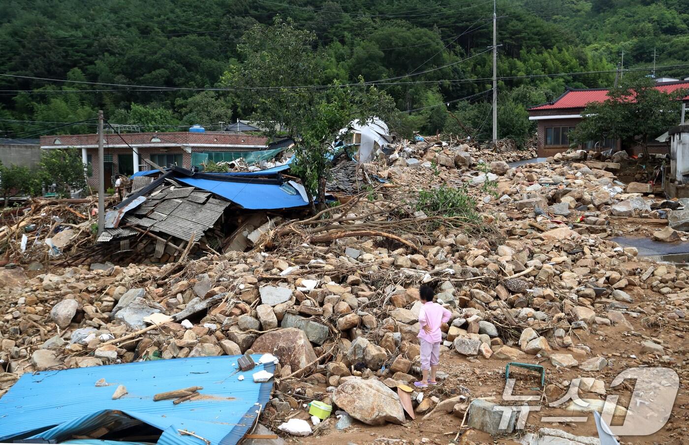20일 경남 산청군 산청읍 외정마을에 폭우와 산사태로 토사가 흘러내려 주택 등이 파손되는 등 아수라장을 방불케 하고 있다. 2025.7.20/뉴스1 ⓒ News1 윤일지 기자