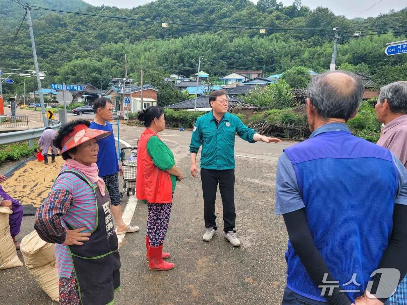 본문 이미지 - 김윤철 합천군수가 20일 지역의 수해 현장을 점검하고 있다(합천군 제공. 재판매 및 DB금지).