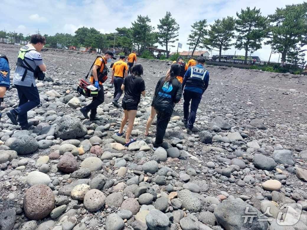 본문 이미지 - 20일 제주 서귀포시 하효동 쇠소깍해변에서 물에 빠졌던 초등학생 3명이 병원으로 이송되고 있다.(제주소방안전본부 제공. 재판매 및 DB 금지)