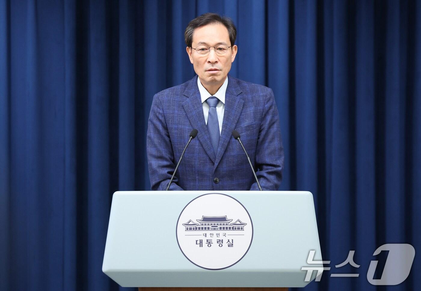 우상호 정무수석이 20일 서울 용산구 대통령실 청사에서 이진숙 사회부총리 겸 교육부 장관 후보자 지명 철회 관련 브리핑을 하고 있다. 2025.7.20/뉴스1 ⓒ News1 허경 기자