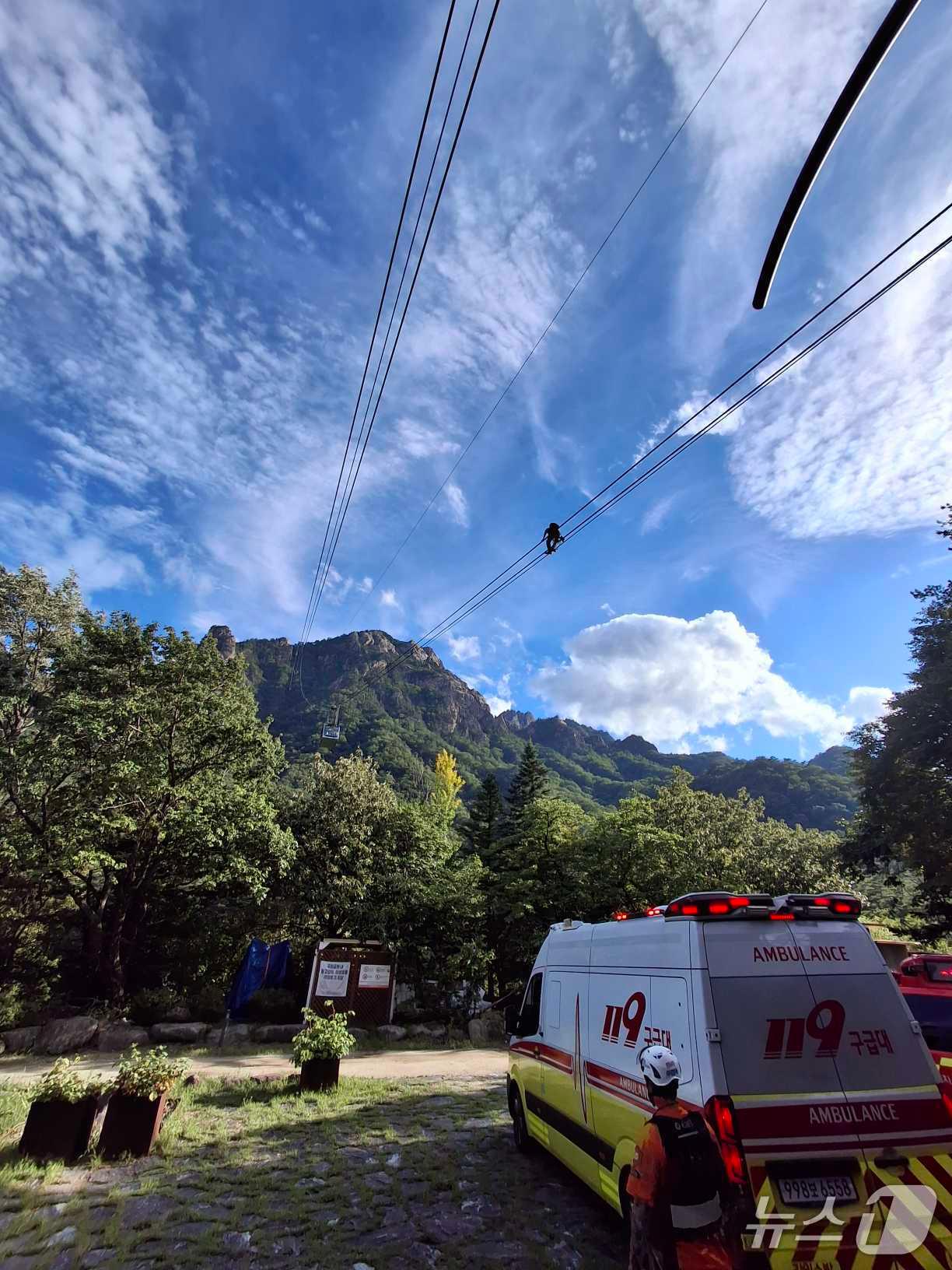 본문 이미지 - 멈춘 강원 속초 설악산 케이블카.(강원소방본부 제공, 재판매 및 DB금지)