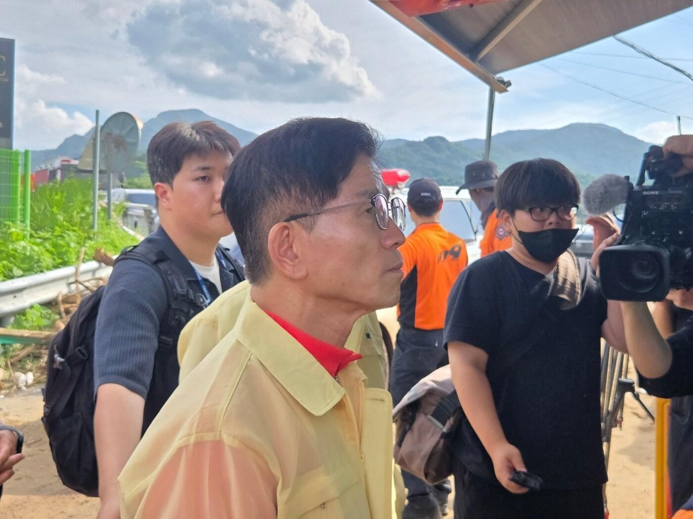 본문 이미지 - 김문수 전 고용노동부 장관이 20일 경기도 가평군 수해 현장을 찾아 둘러보고 있다/김문수 전 장관 측 제공 