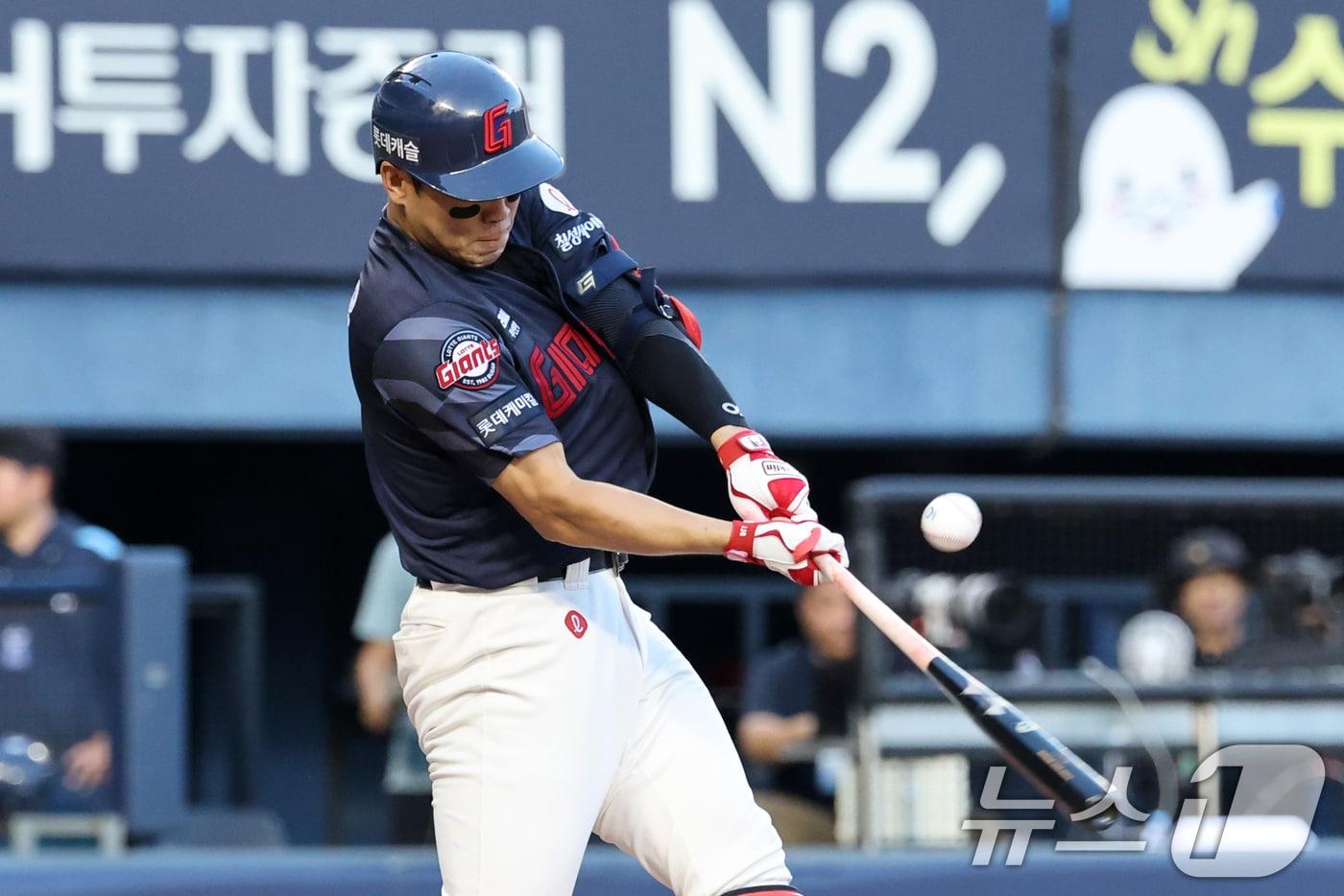 20일 오후 서울 송파구 잠실야구장에서 열린 프로야구 &#39;2025 신한 SOL뱅크 KBO 리그&#39; 롯데 자이언츠와 LG트윈스의 경기에서 6회초 롯데 공격 선두타자 전준우가 안타를 치고 있다. 2025.7.20/뉴스1 ⓒ News1 이승배 기자